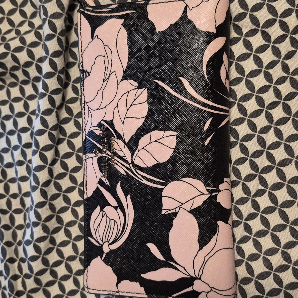 KATE SPADE 🌸 Laurel Way Gardenia STACY WALLET 🎀 Staffiano Leather ⚘️ HOST PICK